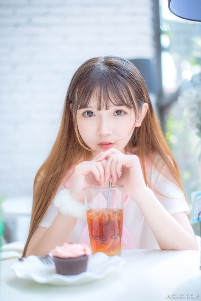 “那士元有什么交代吗？”魏延看向一脸无奈的邓贤道。