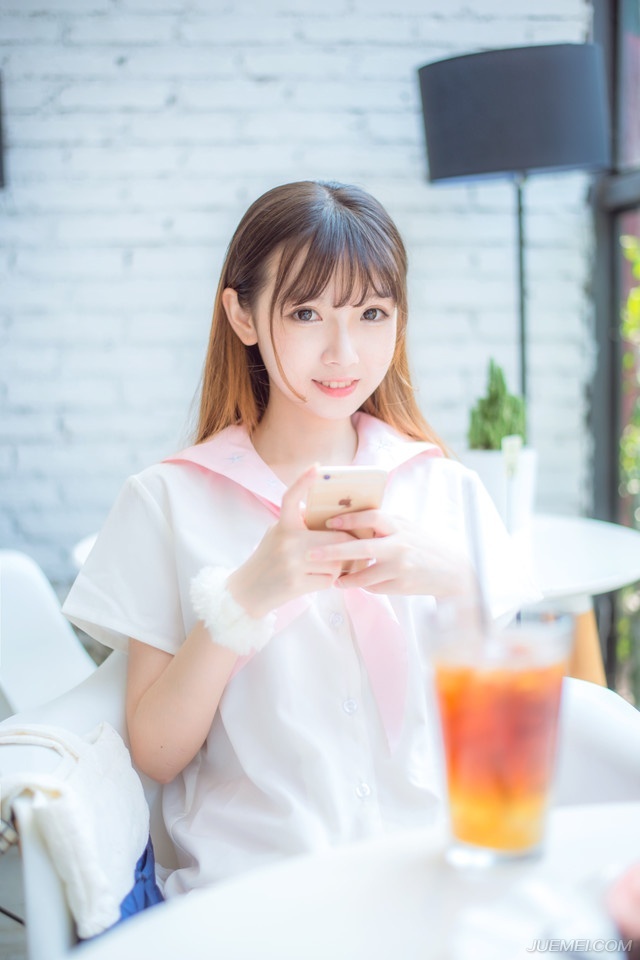 “张任想必已经被诸位囚禁，可对？”庞统没有接话，而是反问道，这种时候，自然不能正大光明的将自己的看法提出来，说我要你们投降，那对方本能的会产生抵触。